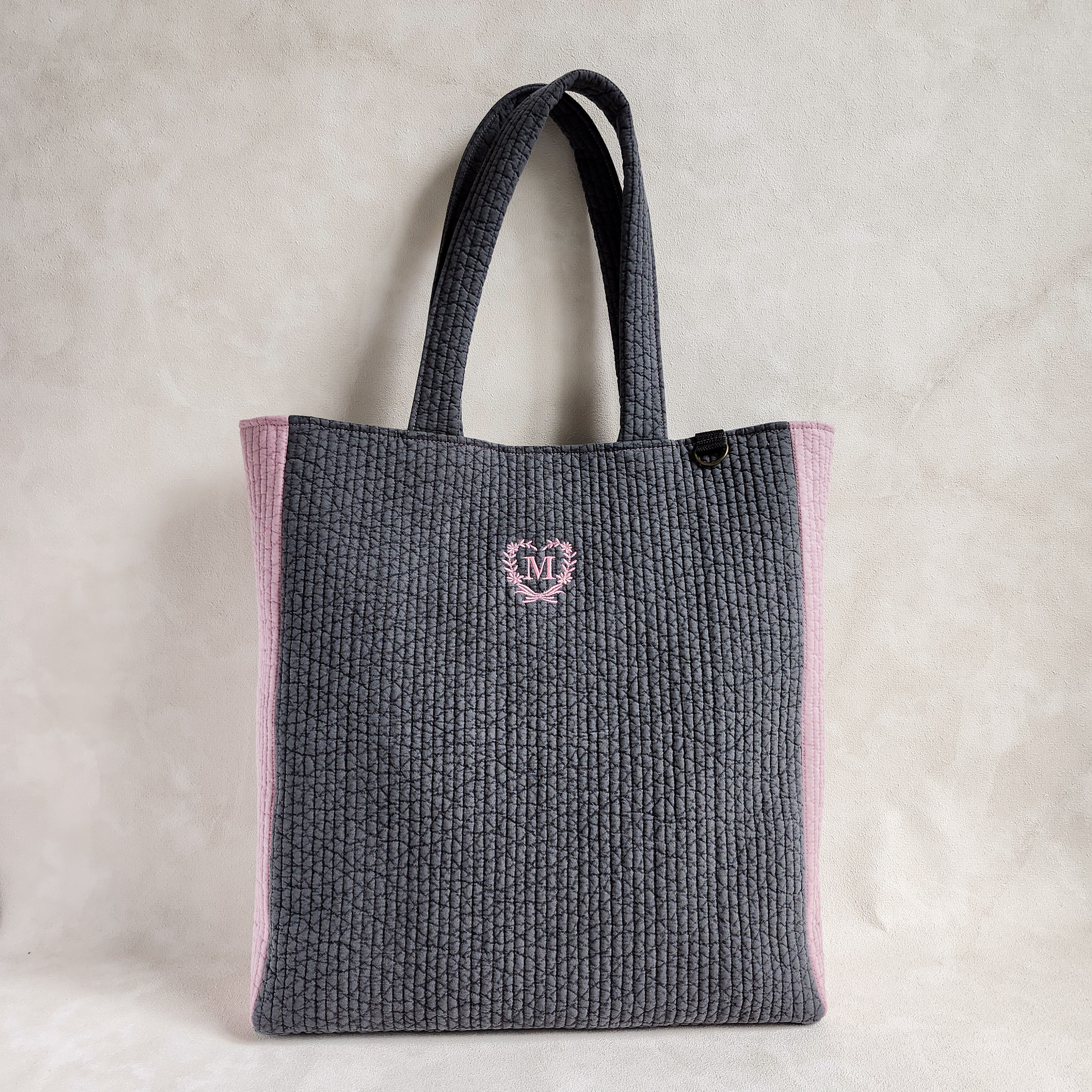 大人のための推し活ヌビバッグ 普段使いもできるダークグレー×推しカラー ♡ ヌビ イブル イニシャル 刺繍 推し活バッグ