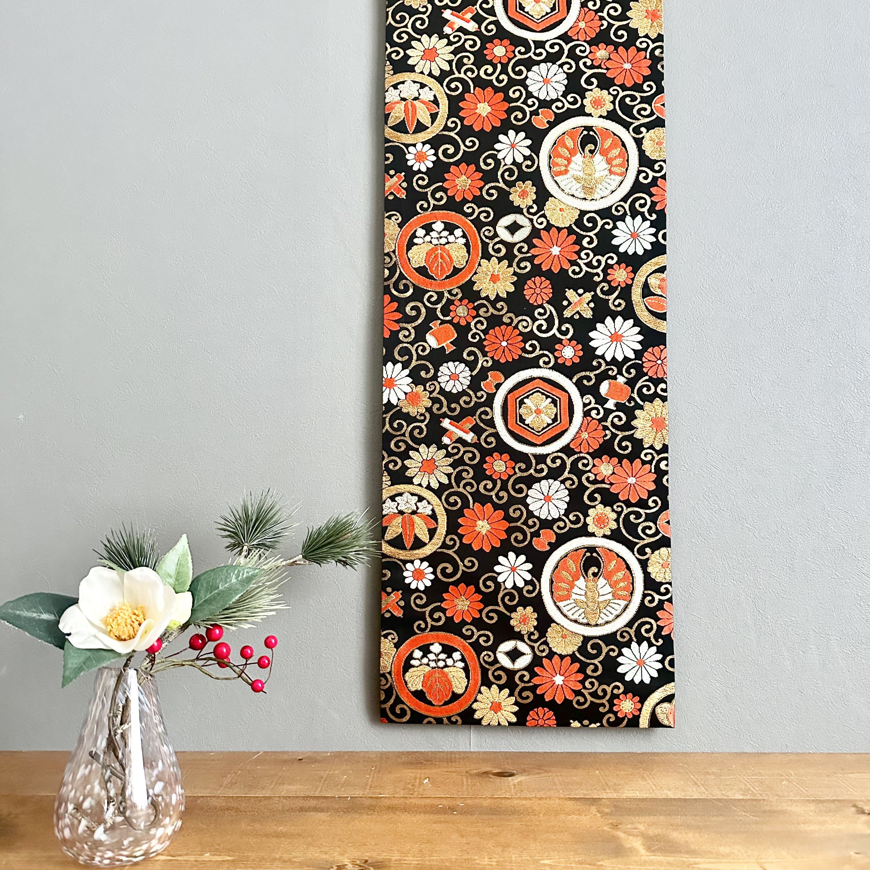帯のタペストリー　菊花と家紋柄　テーブルランナー使用可　和モダン　リメイク インテリア　新年　玄関　春