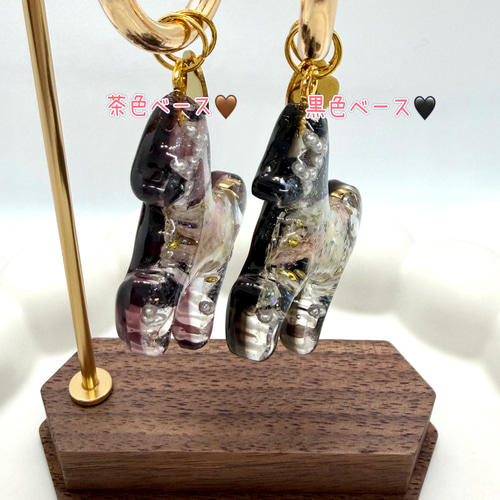 馬 お花たっぷり キーホルダー 2026年干支 レジン 黒色ベース その他