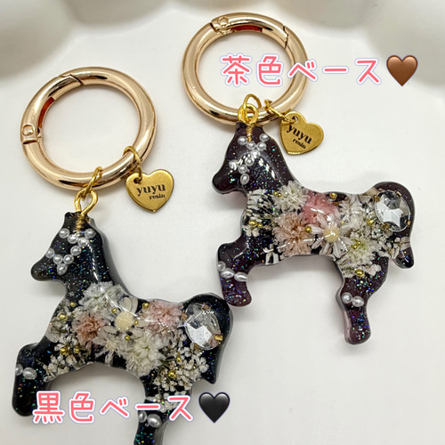 馬 お花たっぷり キーホルダー 2026年干支 レジン 黒色ベース その他