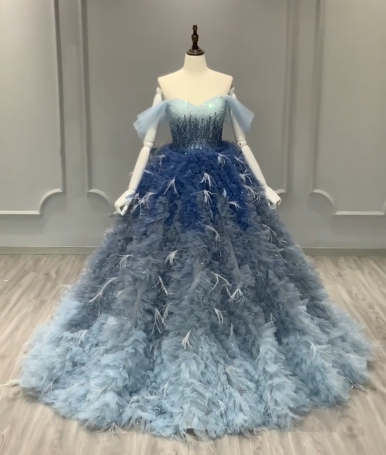 絶対後悔しない　オフショルダー　二の腕カバー　グラデーション　ラメ入り　キラキラ　ボリューム　ブルー系　ダンスパーティー