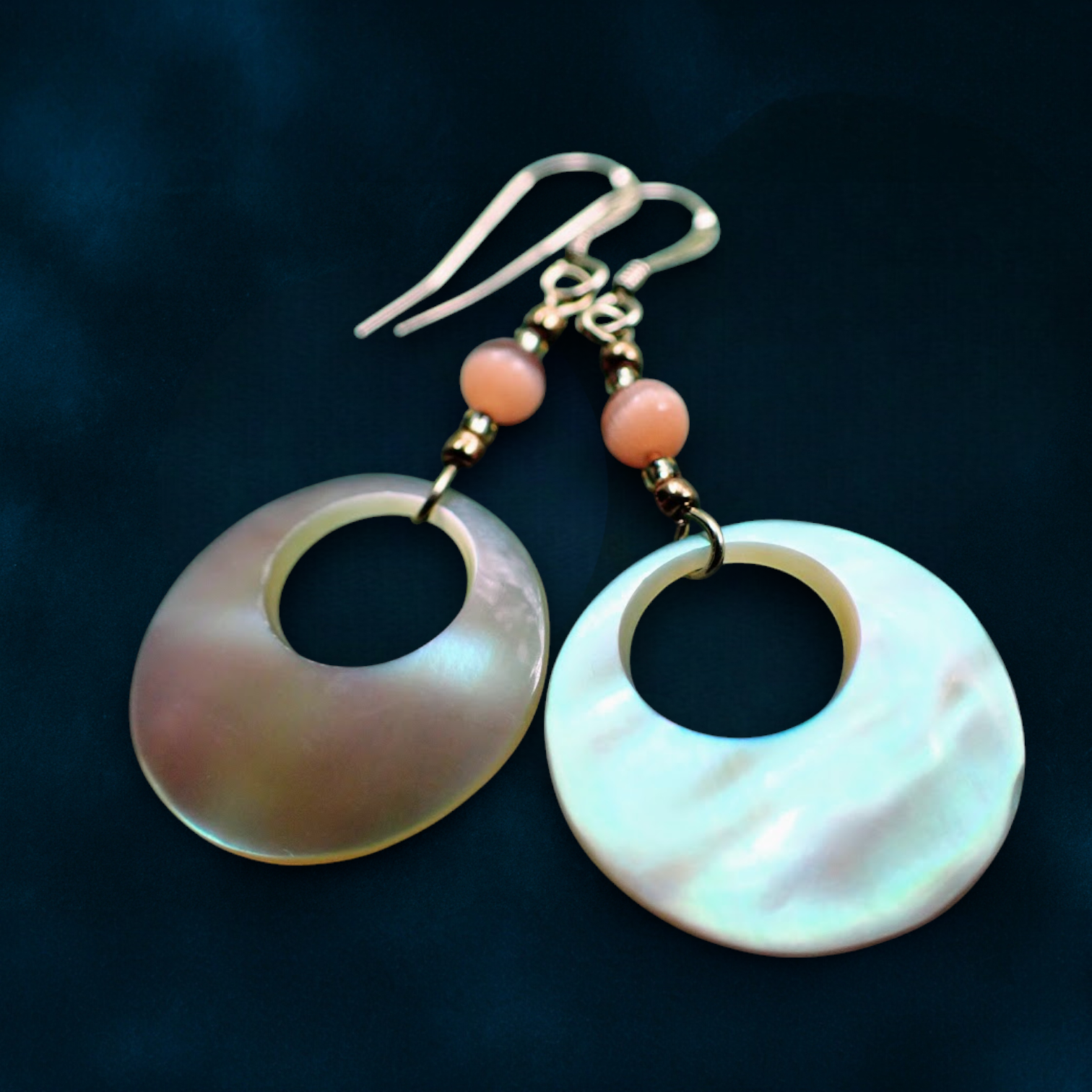 夜光貝 真珠層のサークルピアス｜14kgf｜沖縄の海が育んだ一点物アクセサリー