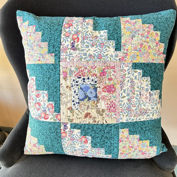 リバティーパッチ、ログキャビンパターン、大きなクッション１点物ブルー