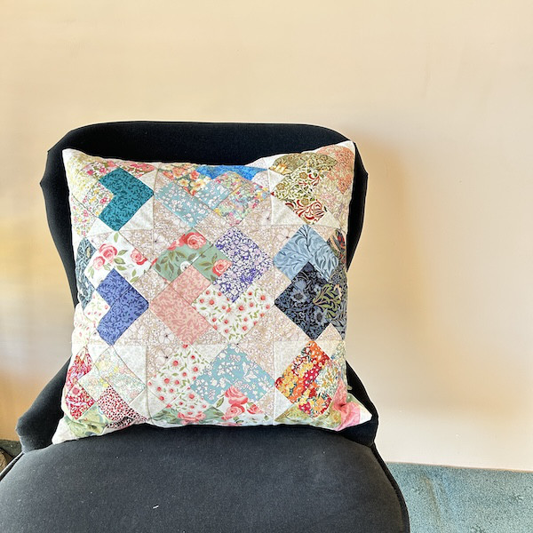 リバティーとルシアンのパッチ、大きなクッション60cm１点物