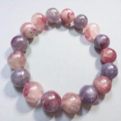 マザーオブパール×ピンククォーツァイトのフラワーカービングピアス