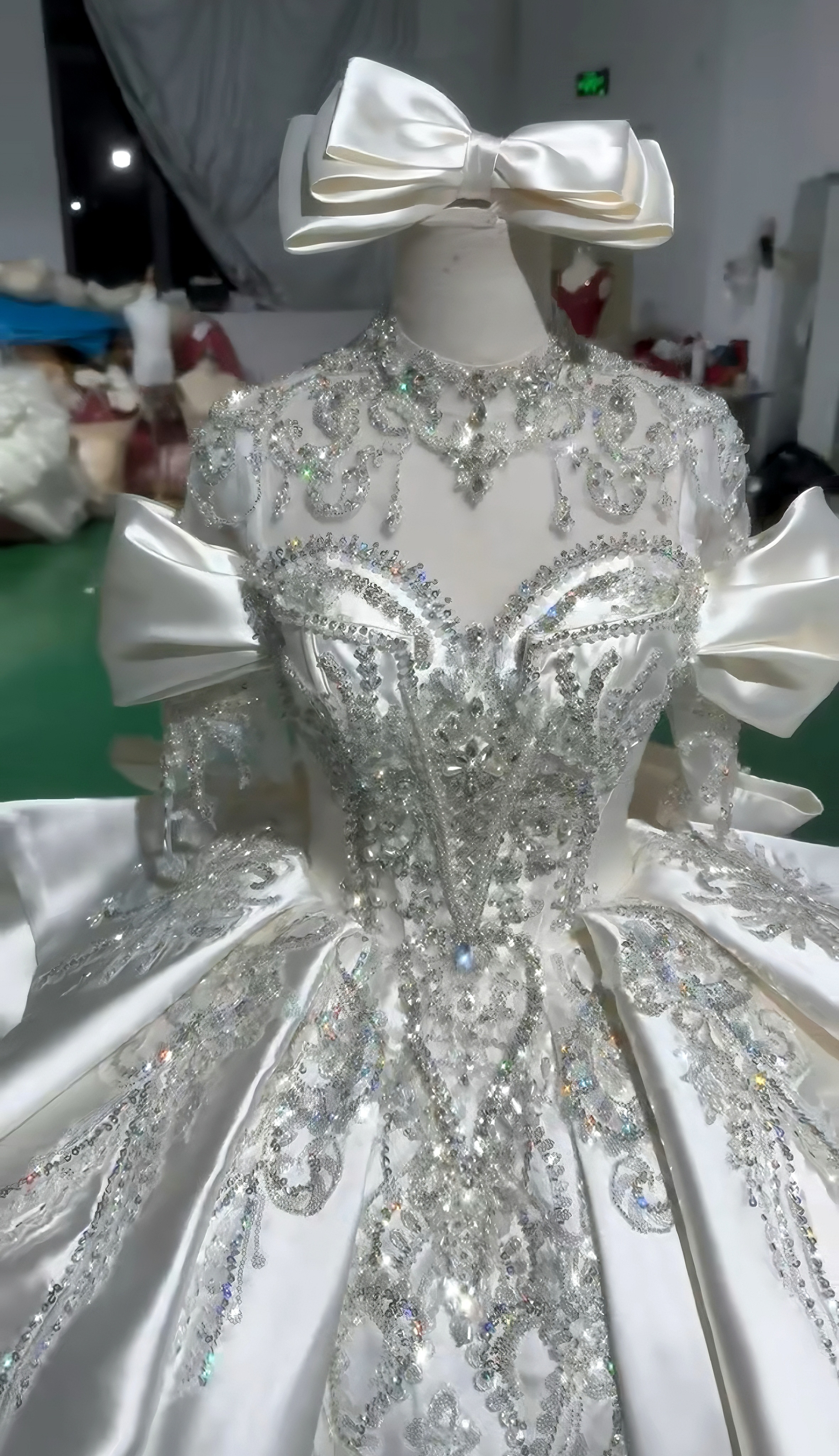 高品質保証　イリュージョンネック　二の腕カバー　オフホワイト　サテン　バックリボン　エレガントなシルエット　痩せて見える