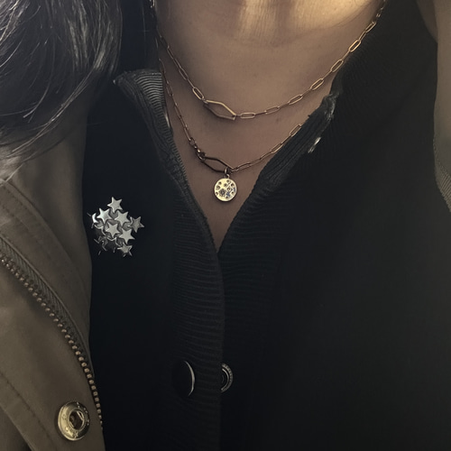 強く、静かに。大人のための甘くない星。漆黒に宿る星ーヘマタイトが