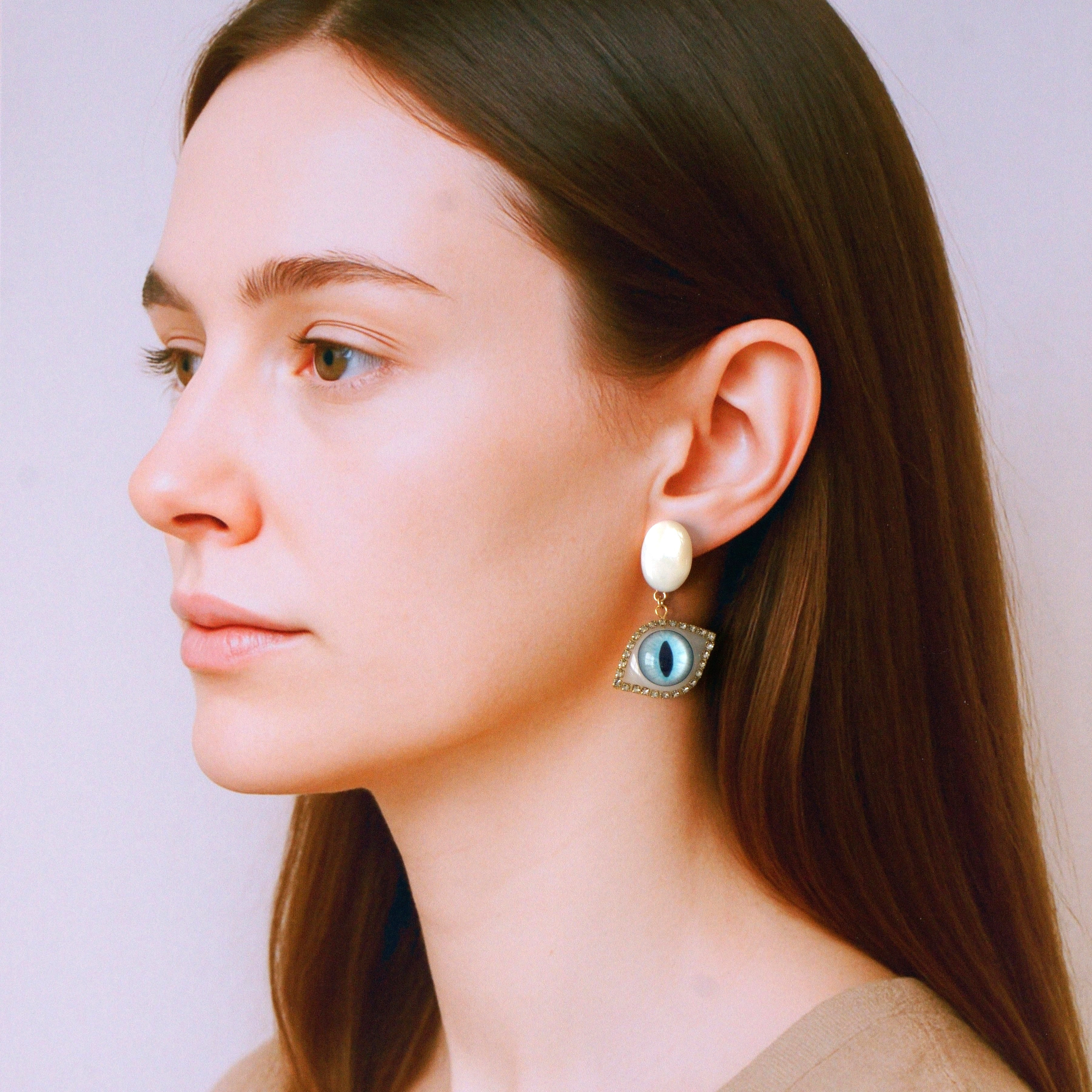 キャットアイ・ピアス／イヤリング｜天然石・白蝶貝｜月の白猫ルナ【ホワイト×ブルー】