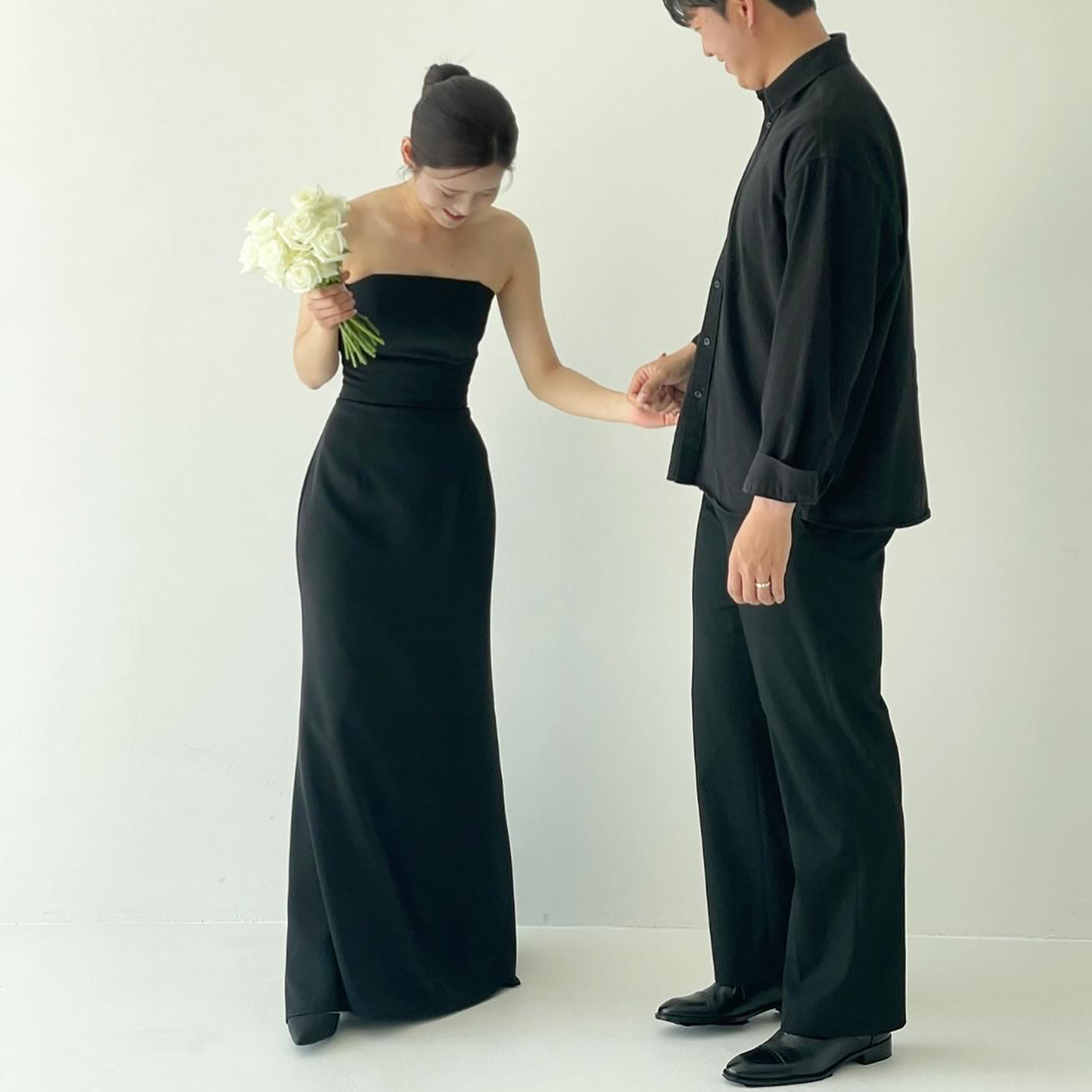 高級感 黒 白 サテン ノースリーブ ウェディングドレス シンプル 韓国風 花嫁 披露宴 演奏会 前撮り HL1060