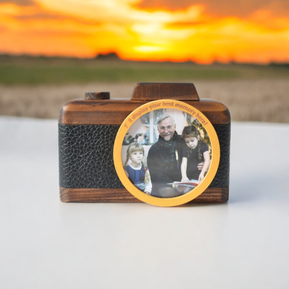 【卒業・入学祝い】一生モノの物語を。木製カメラ型フォトフレーム / 写真立て / 名入れ / 写真セット無料 / ギフト
