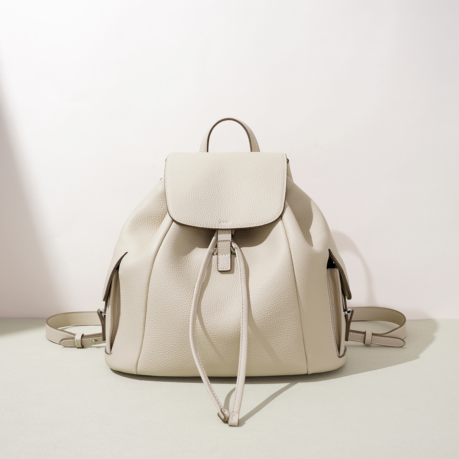 上質本革 フラップ付きドローストリングバッグ｜軽やかに持てる大人のバックパック