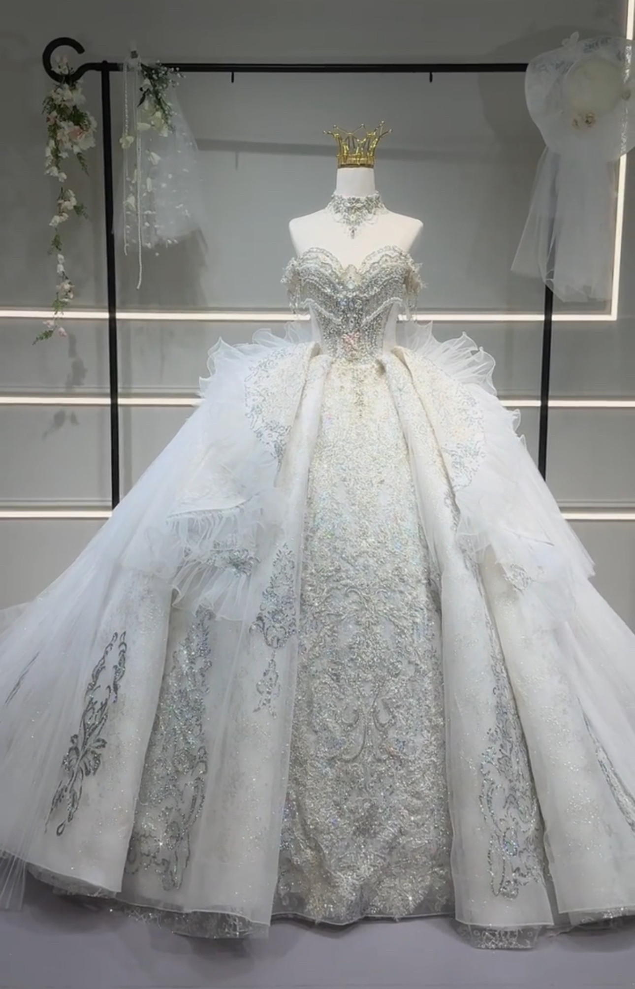 王道派女王派　白　ホワイト　ビジュー　オフショルダー　ボリューム感　チュール　フリル　可憐なフランスレース　花嫁挙式結婚