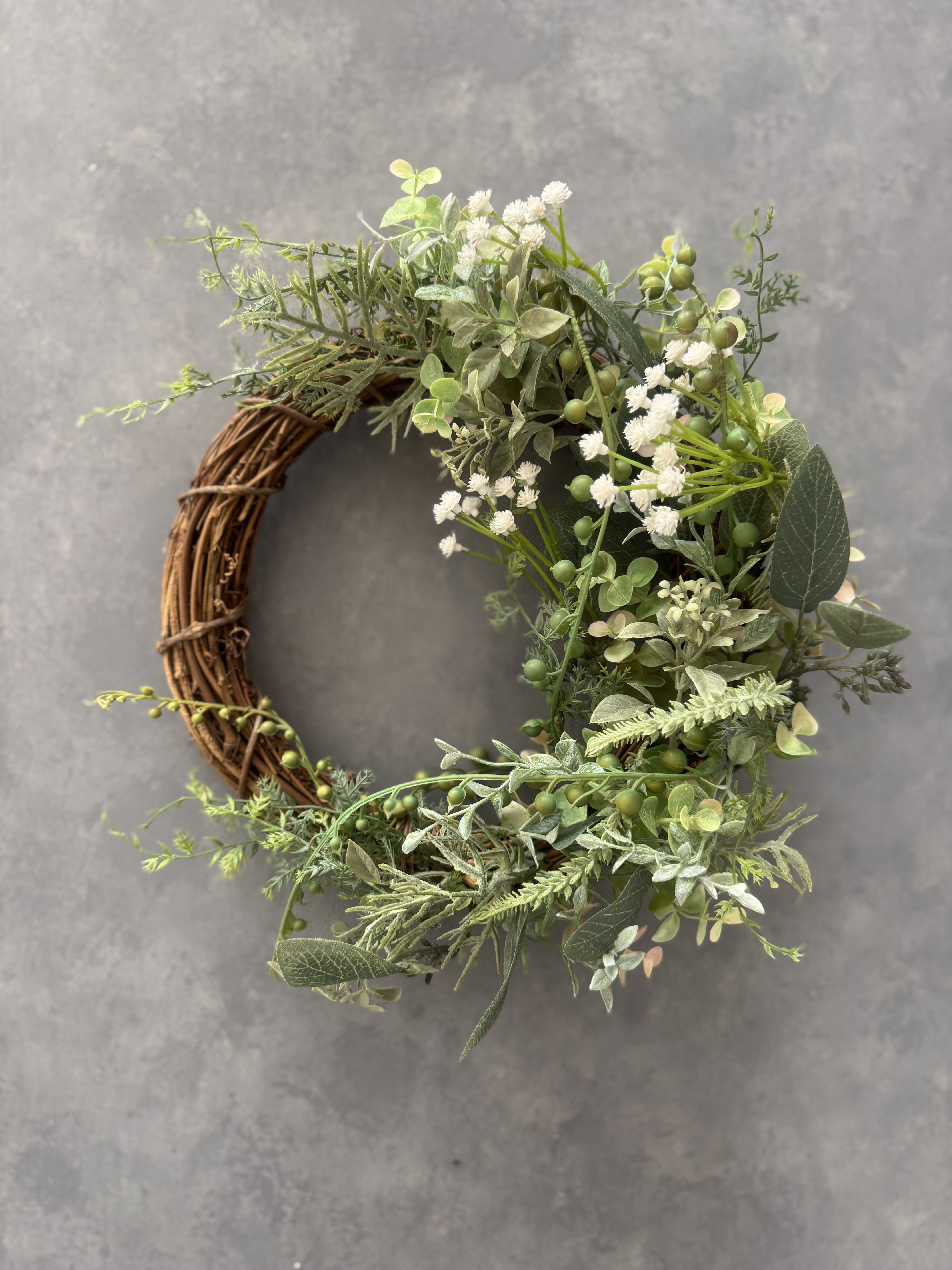 通年飾れる ナチュラルなグリーンのハーフリース ― ユーカリと小さな白花　約30cm ―