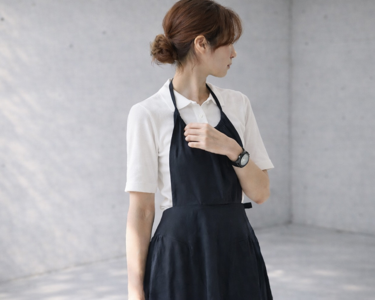 一味違うお洒落リネンエプロン／柔らかなハーフリネンで魅せる、サイドギャザーデザインエプロン／ブラック