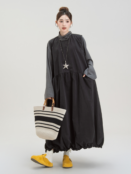 黒いポンポンのつぼみノースリーブのタンクトップワンピース女性の早秋の新しい日系重ね着インナー長袖トップススーツ