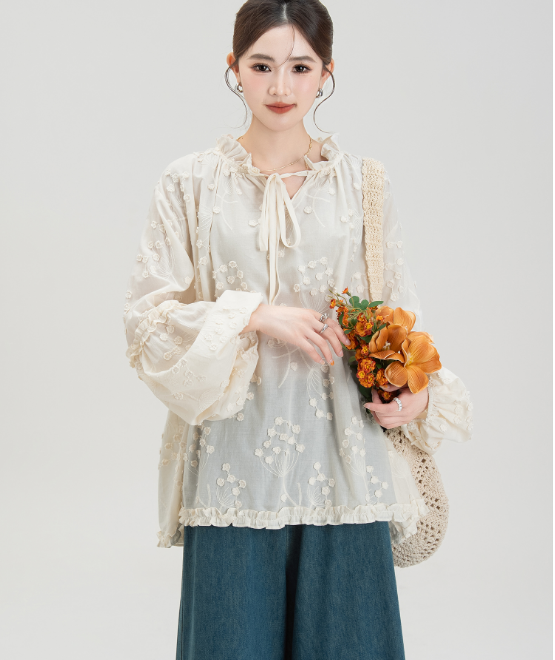 杏色の木耳に提灯をつなぎ合わせた長袖シャツ秋の新作立体的な花の優しい雰囲気のテーパードトップス