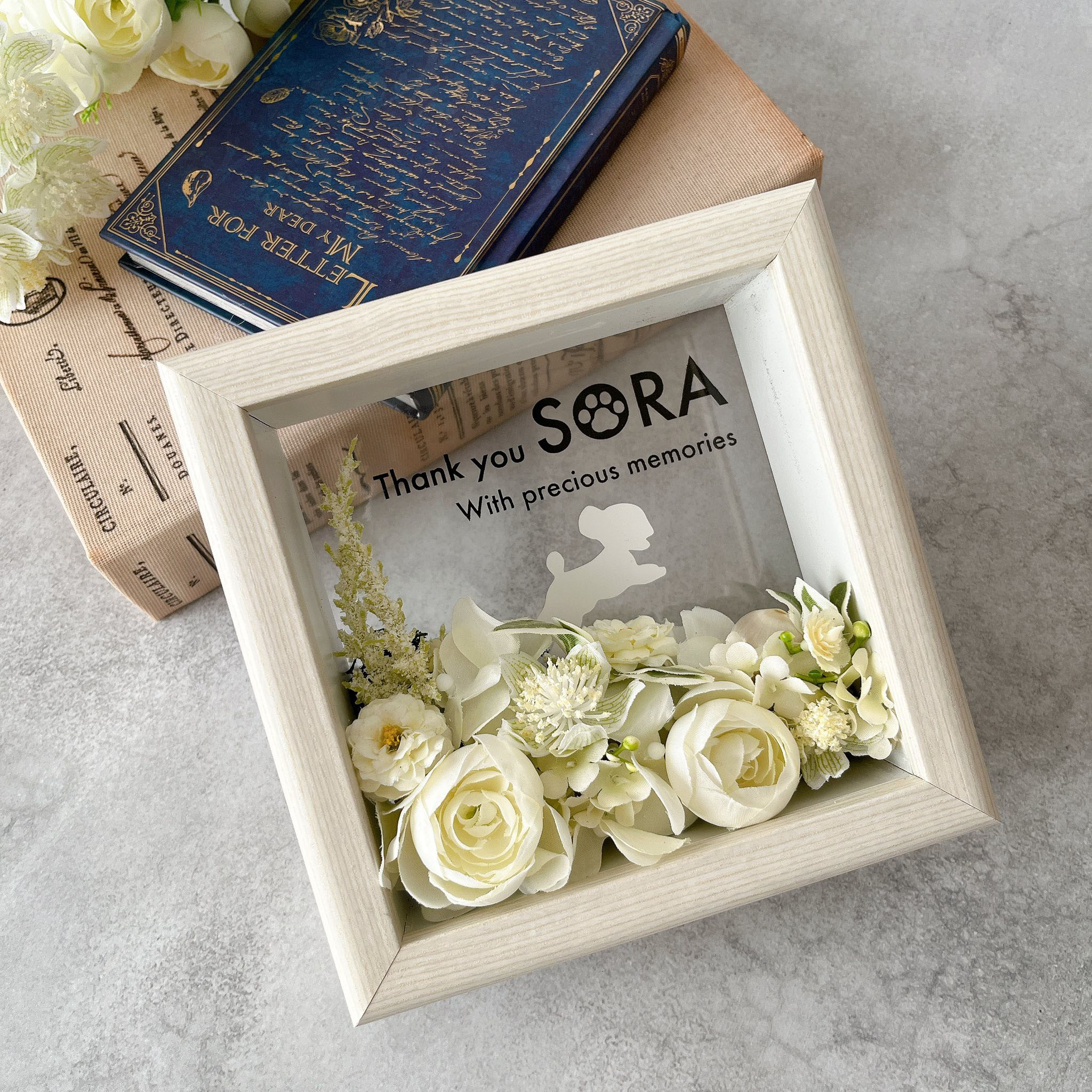 白い花咲く♥うちの子　雪の思い出フレーム　名前入り　メモリアル　フラワーアレンジメント