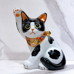 九谷焼 招き猫 黒盛花と喋 ５.５号 新品 シルク座布団付き 楽天市場】九谷焼 5.5号横座招き猫 黒盛花と蝶 ＜送料無料＞置物