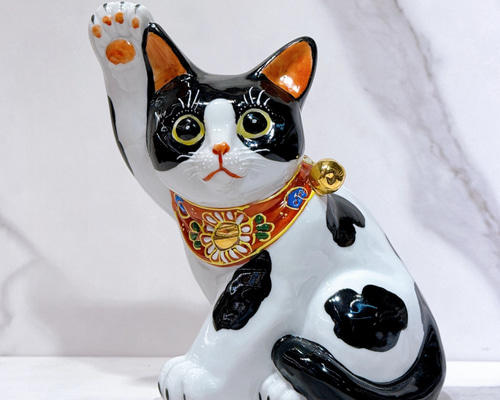 九谷焼　招き猫5.5号　黒盛花と蝶 美品　高級シルク座布団付き 九谷焼 招き猫】九谷焼黒生地 サイズ5.5 K9-1544 その他アート