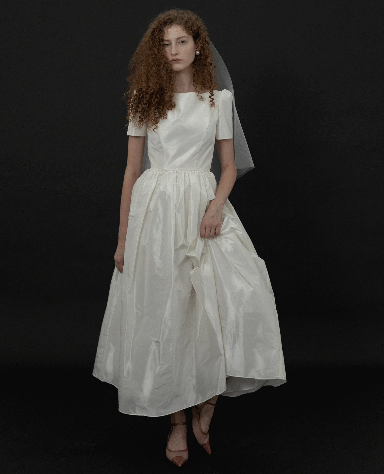 高級感 白 黒 タフタ 半袖 ウェディングドレス シンプル 韓国風 花嫁 披露宴 演奏会 前撮り HL1069