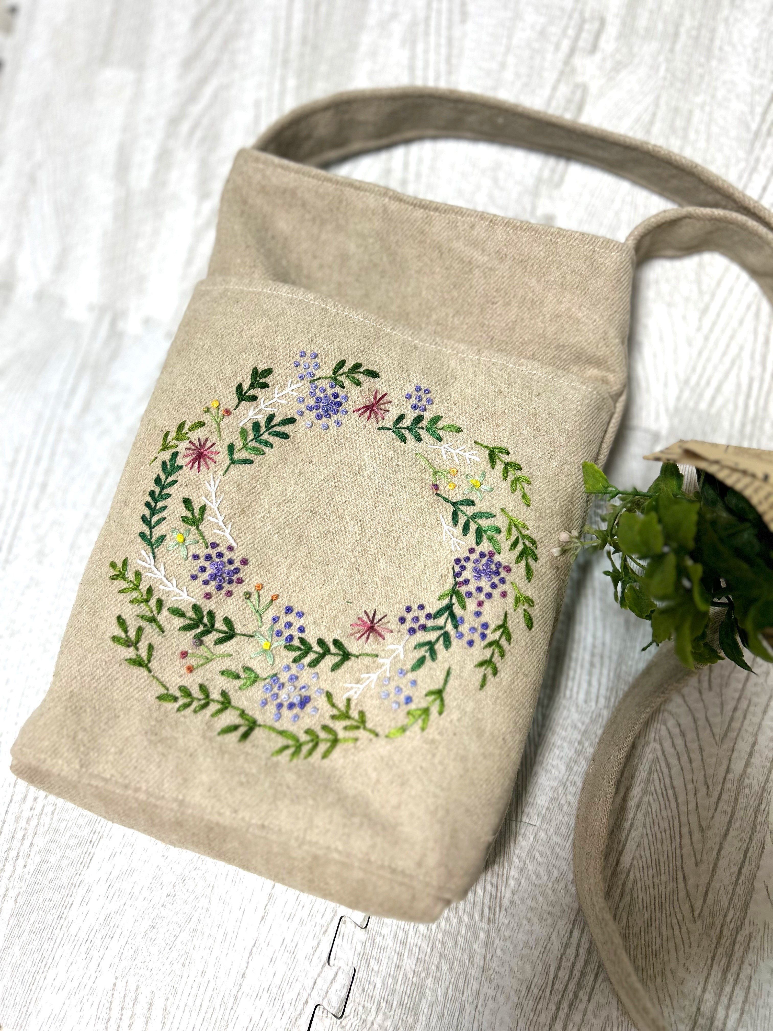 グリーンのリース刺繍のデニムのサコッシュ