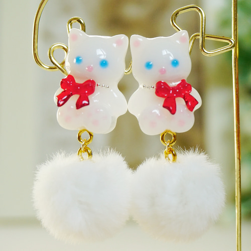 白ねこちゃんとふわふわファー ピアス（フック・チェーン） Little