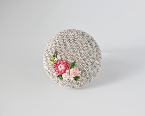 ローズブーケ　リボン刺繍ブローチ　 くるみボタン　ハンドメイド　大きめ ローズブーケ リボン刺繍ブローチ ハンドメイド くるみボタン - メルカリ