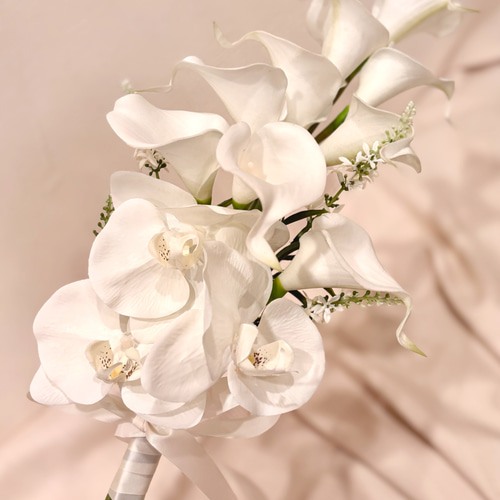 セール❤️アーティフィシャルフラワー　ウエディングブーケ　白い胡蝶蘭 アーティフィシャルフラワーブーケ ウェディングブーケ クラッチブーケ