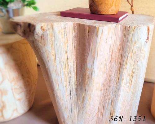 超特大サイズ 天然アロマ ひのきの切株テーブル 根元末広がり 超特大サイズ 天然アロマ ひのきの切株テーブル 根元末広がり サイド