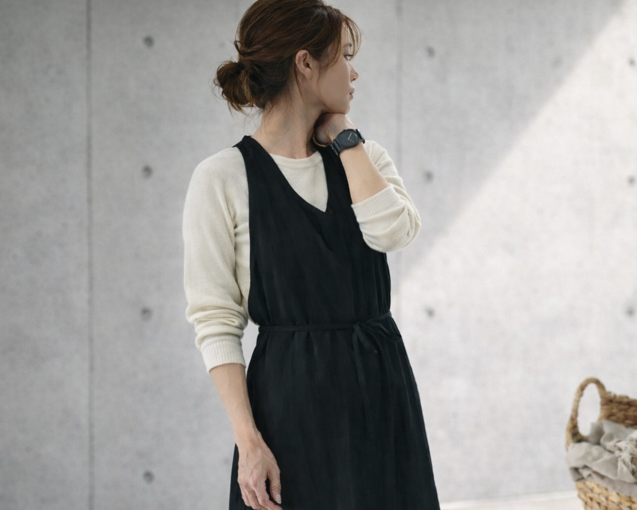 自由なコーデでおうち時間も仕事もお洒落に過ごす！ヴィンテージ加工コットンリネンエプロンワンピース／ブラック