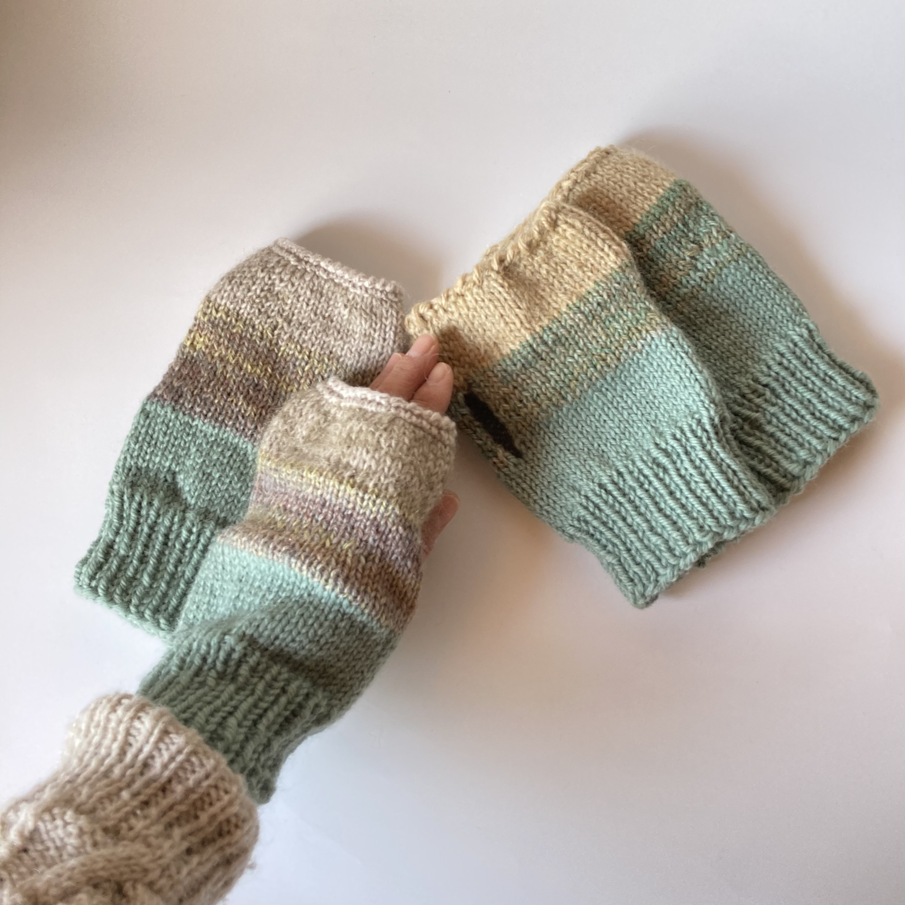 ハンドウォーマー ウール ペア モスグリーン系 ギフト 普段使い温活  カジュアル