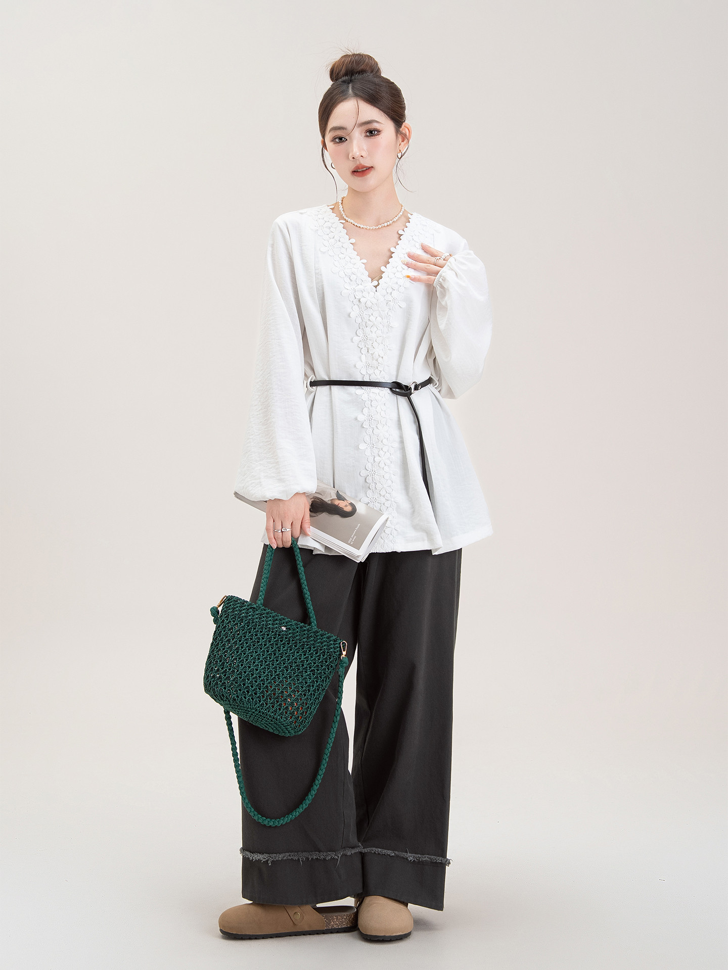 白レースVネック提灯長袖ブラウス秋の新作小柄ミディアムウエストデザイン感トップス