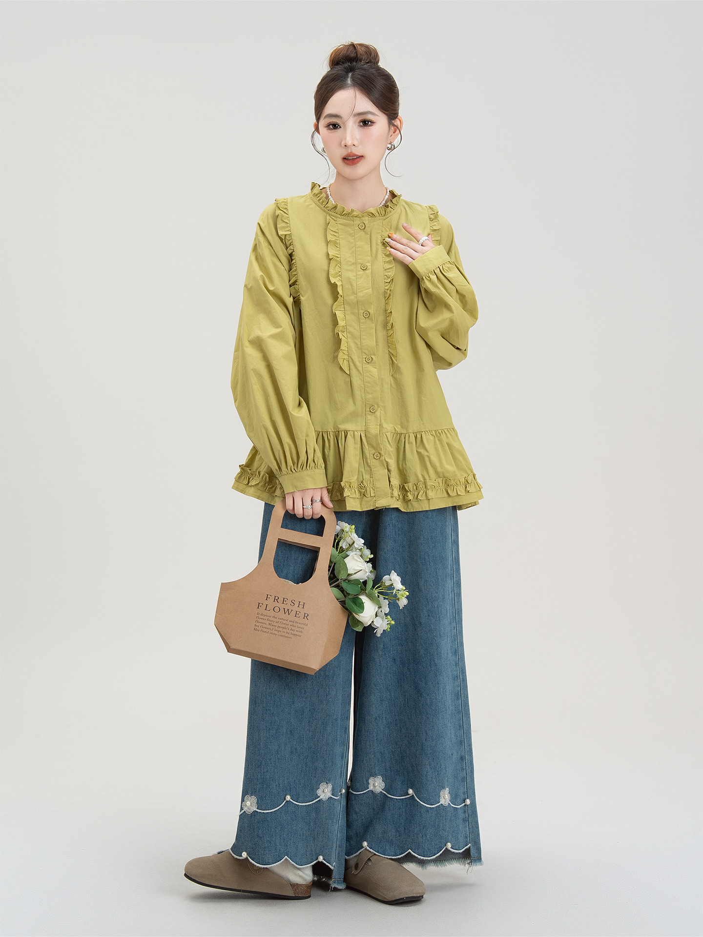 レモングリーンの耳もとに長袖シャツをつなぎ合わせる秋の新作小柄でゆったりした着やせシャツの上着