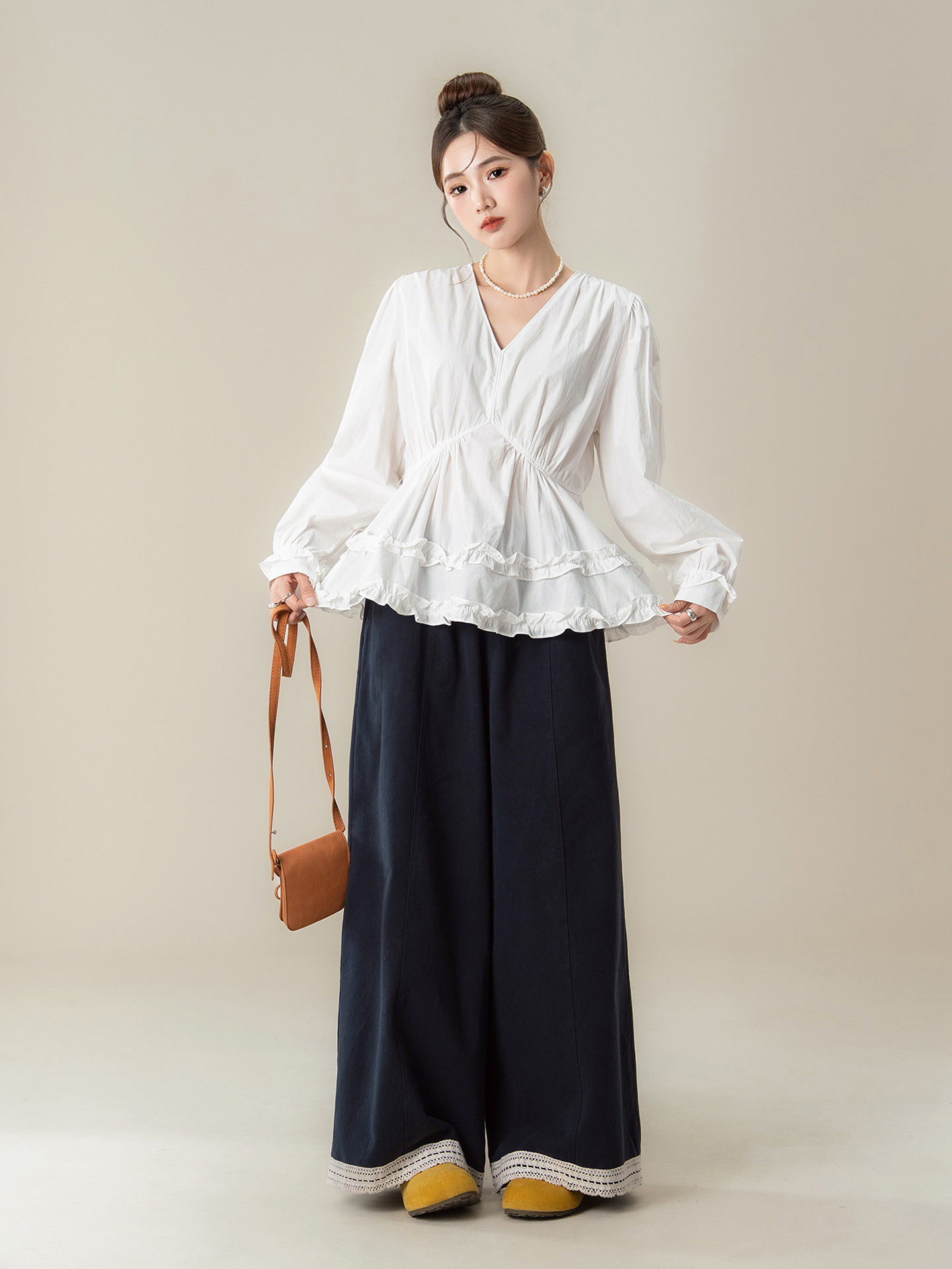 白フレンチVネックキクラゲレースジョイントシャツレディース秋の新作ウエストくびれデザイン感長袖トップス