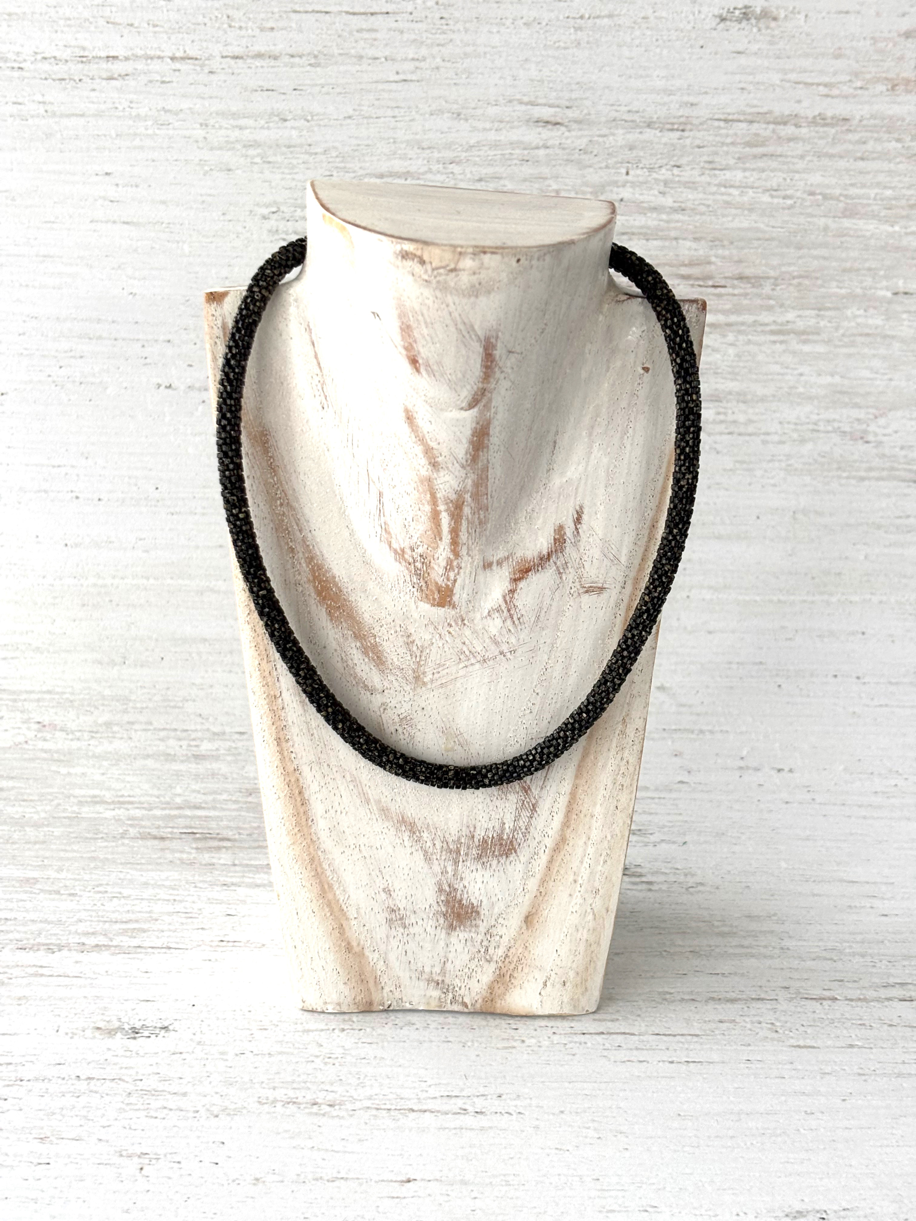 鱗のような装身具の【squama】首飾り　ブラック