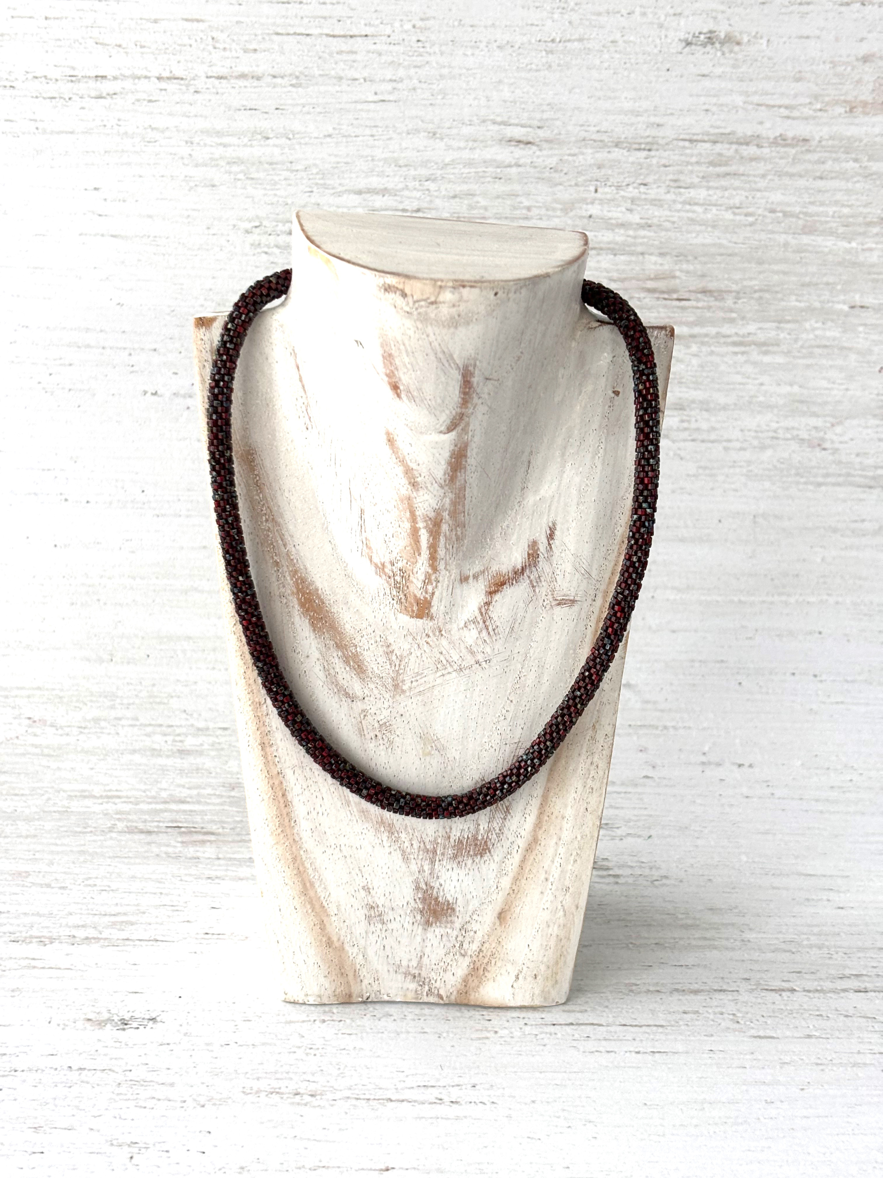 鱗のような装身具の【squama】首飾り　ダークレッド