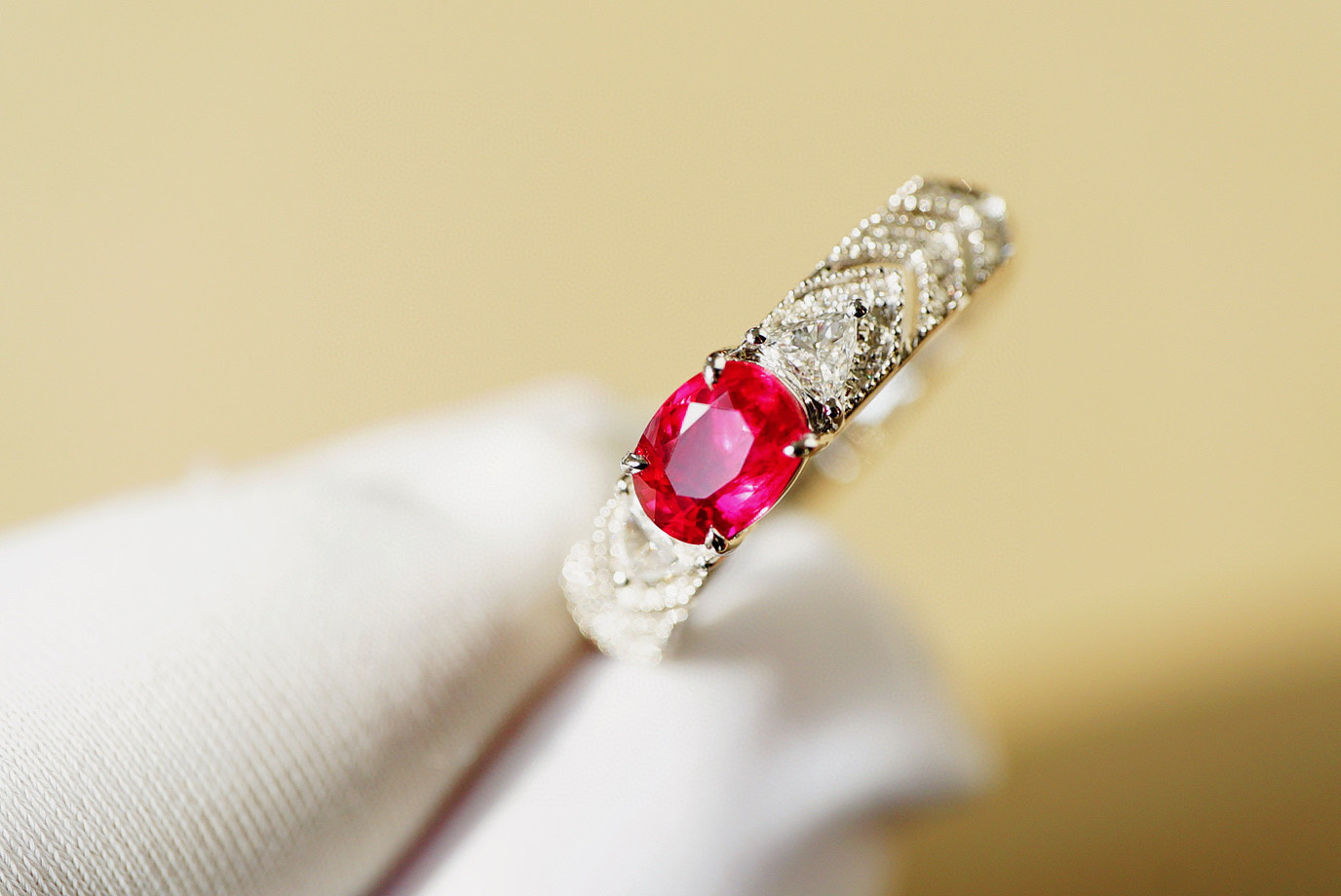 「新春」細工  K18  天然ルビー　天然ダイヤモンド　リング　純愛　女性　女王　0.8ct 鑑定書付き