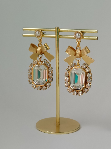 静かな贅沢、揺れる宝石　クリスタルガラスピアス