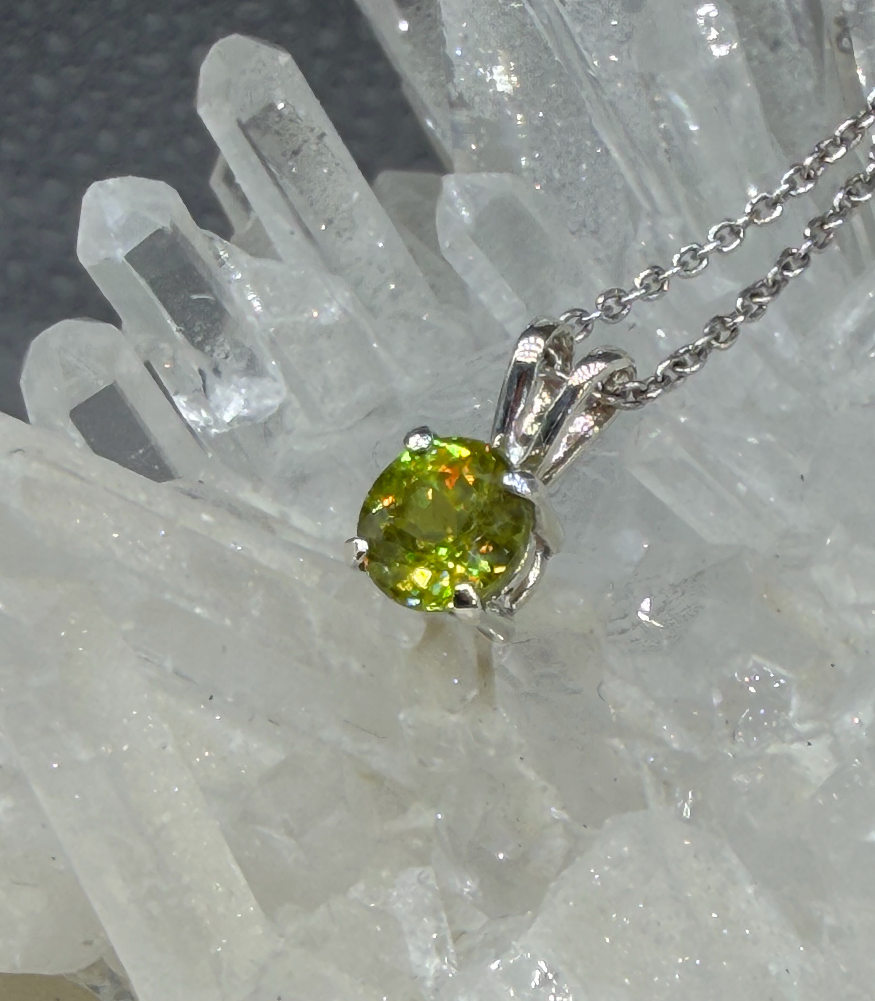 I スフェーンのシンプルネックレス～0.93t（グリーン系）