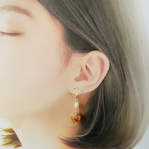 ロスフラワーと淡水バロックパールのピアス オレンジ系 サージカル