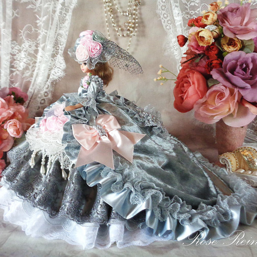 エリザベス王妃 夕霧のロンドン シルバーグレーのエレガントオーバー