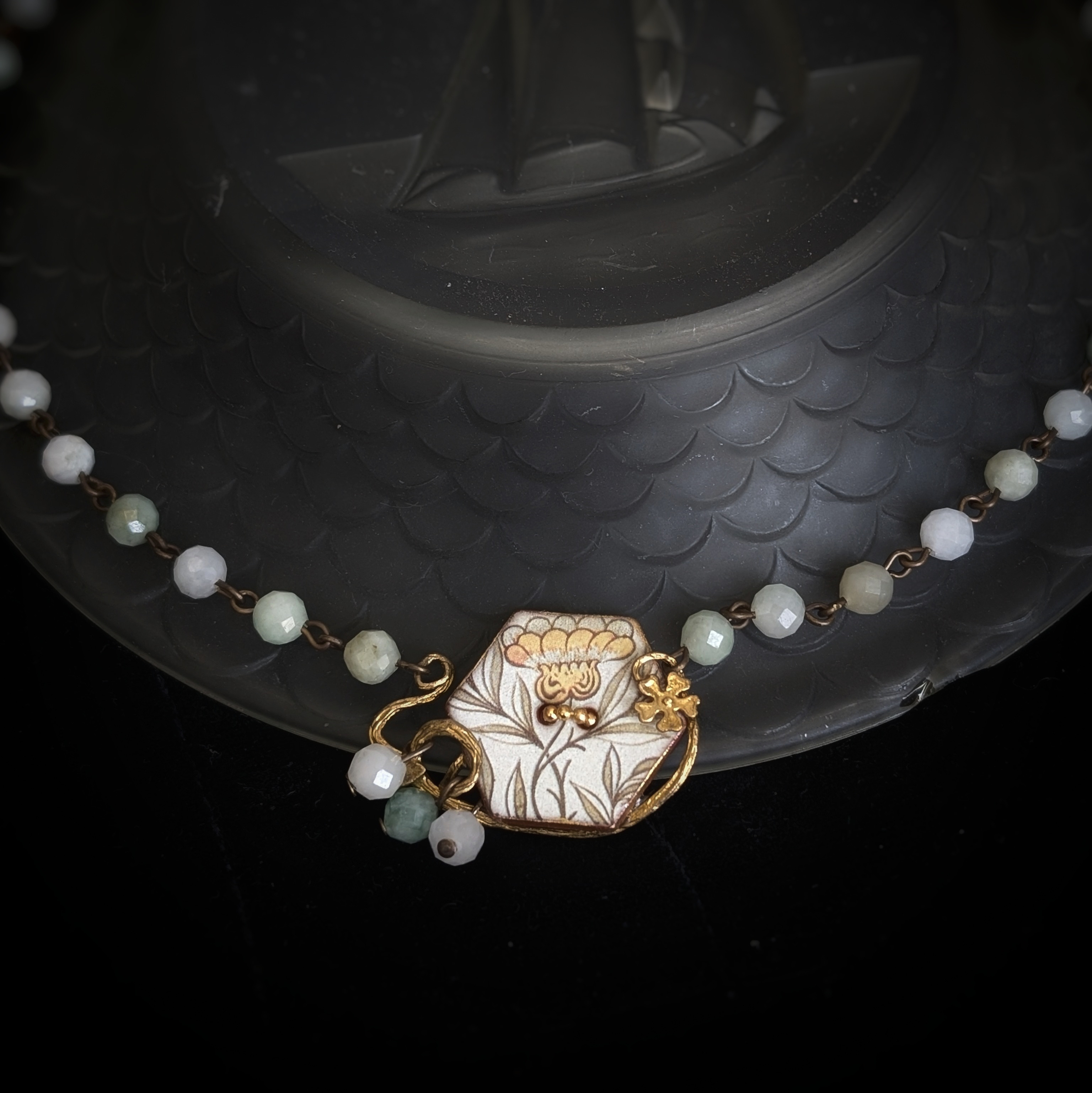 Marigold｜午後の庭に残る花のネックレス・英国製陶器ボタンと緑の余白