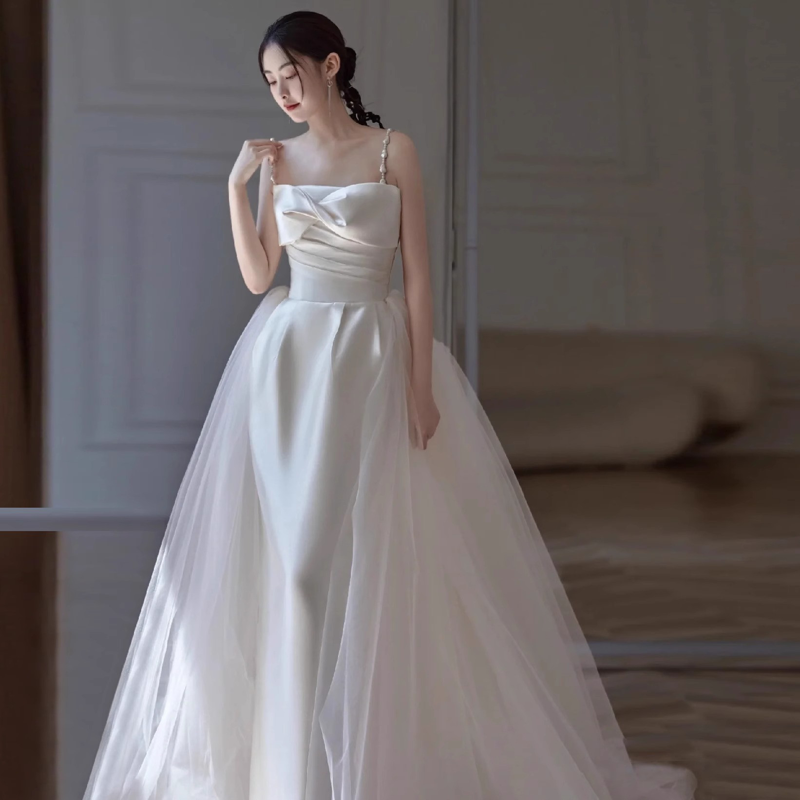 ウェディングドレス 白 黒 サテン ノースリーブ シンプル 韓国風 花嫁 披露宴 前撮り 二次会 お呼ばれ AK702