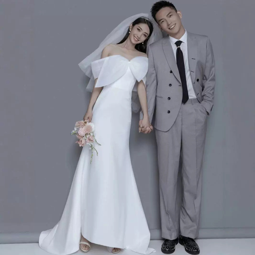 ウェディングドレス 白 黒 オフショルダー リボン 裾引き 韓国風 花嫁 披露宴 前撮り 二次会 お呼ばれ AK708