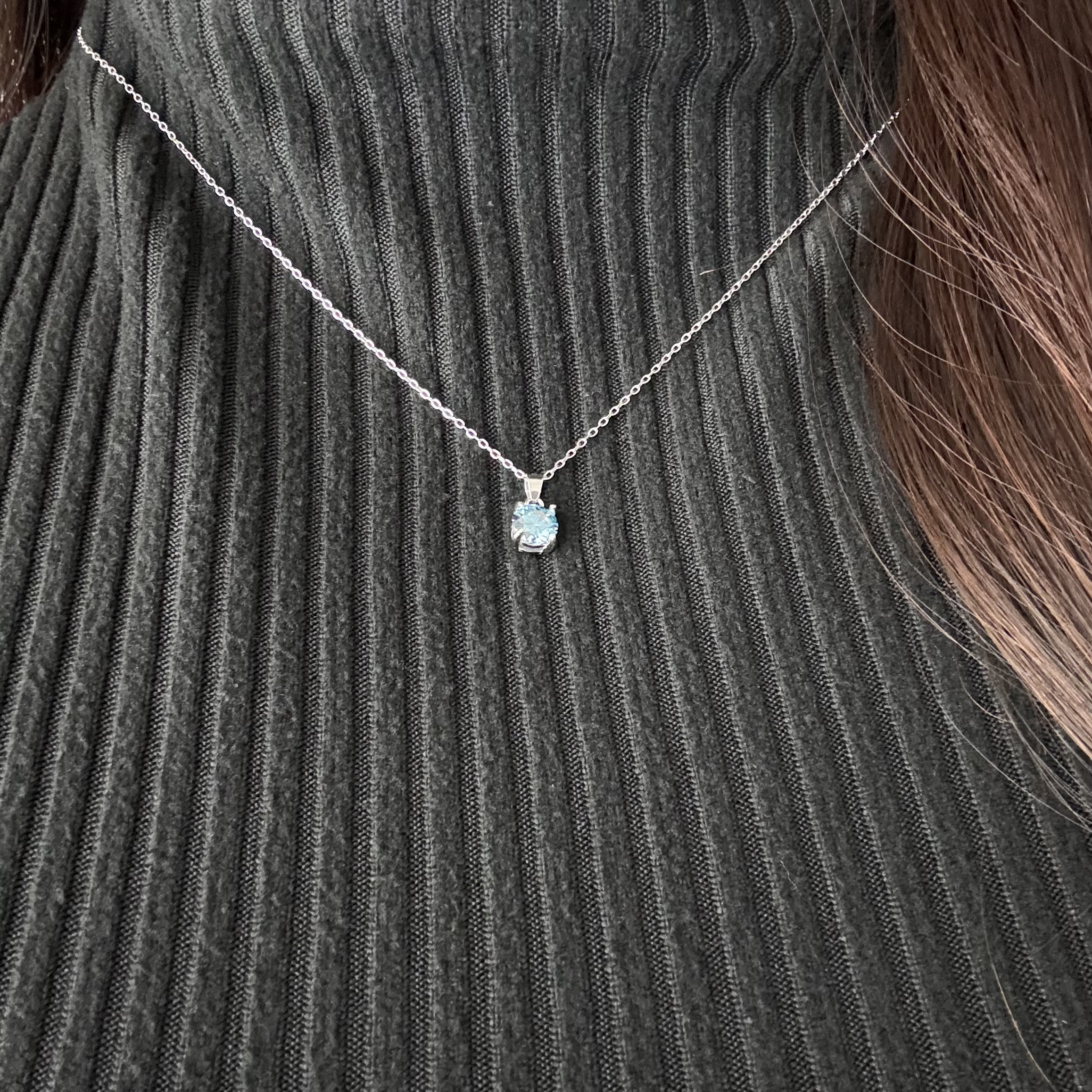 凛と輝く Royal Blue 1.0ct モアサナイト ネックレス（6.5mm）SV925×ステンレス