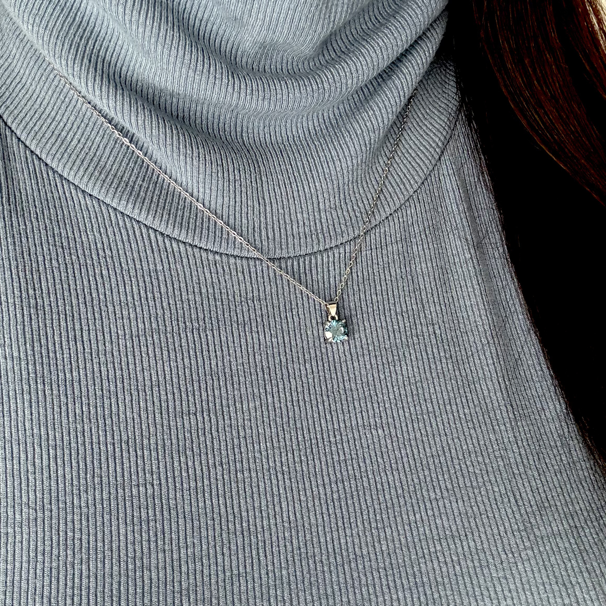 凛と輝く Royal Blue 1.0ct モアサナイト ネックレス（6.5mm）SV925×ステンレス