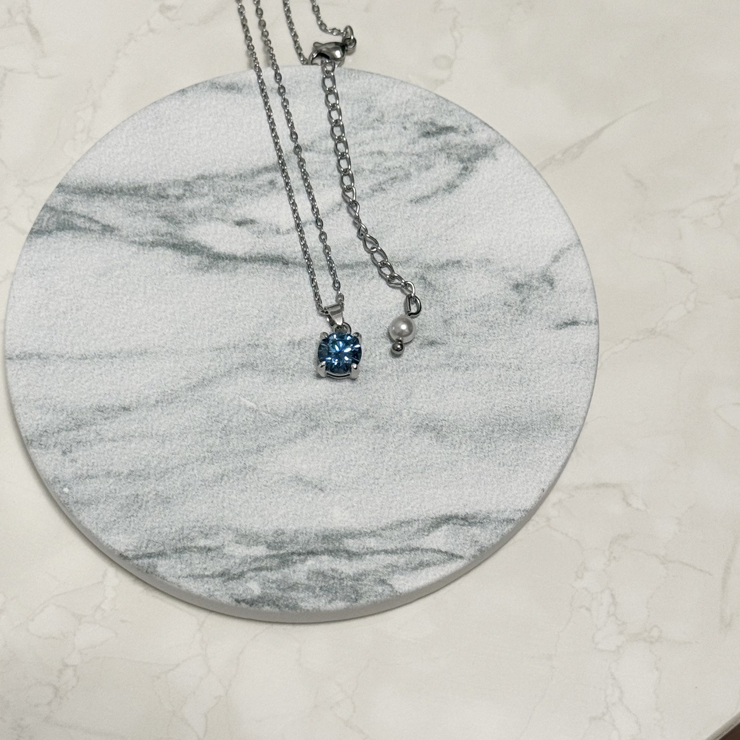 凛と輝く Royal Blue 1.0ct モアサナイト ネックレス（6.5mm）SV925×ステンレス