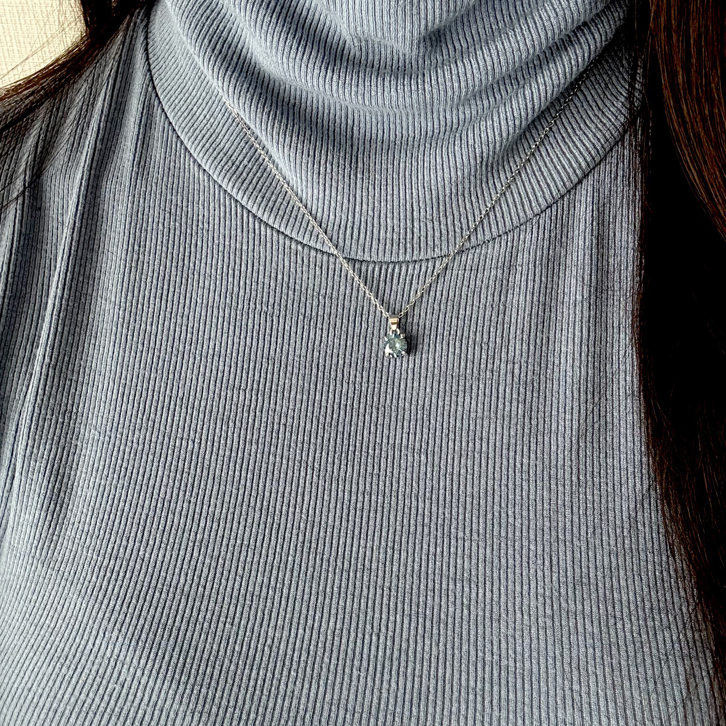 凛と輝く Royal Blue 1.0ct モアサナイト ネックレス（6.5mm）SV925×ステンレス