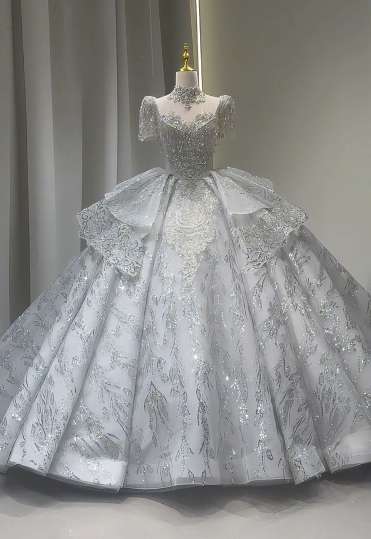 美品　豪華なブライダルウエア　シルバー　キラキラ　ラメ入り　女王派　スクエアネック　トレーン　編み上げ　前撮りビジュー