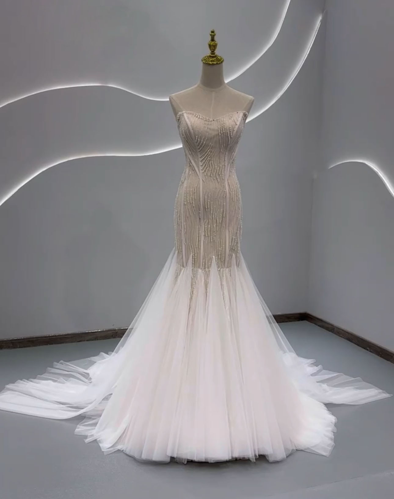 豪華なウェディングドレス　上質　マーメイドドレス　キラキラ　たっぷりパール　チュール　チューブトップ前撮りパーディードレ